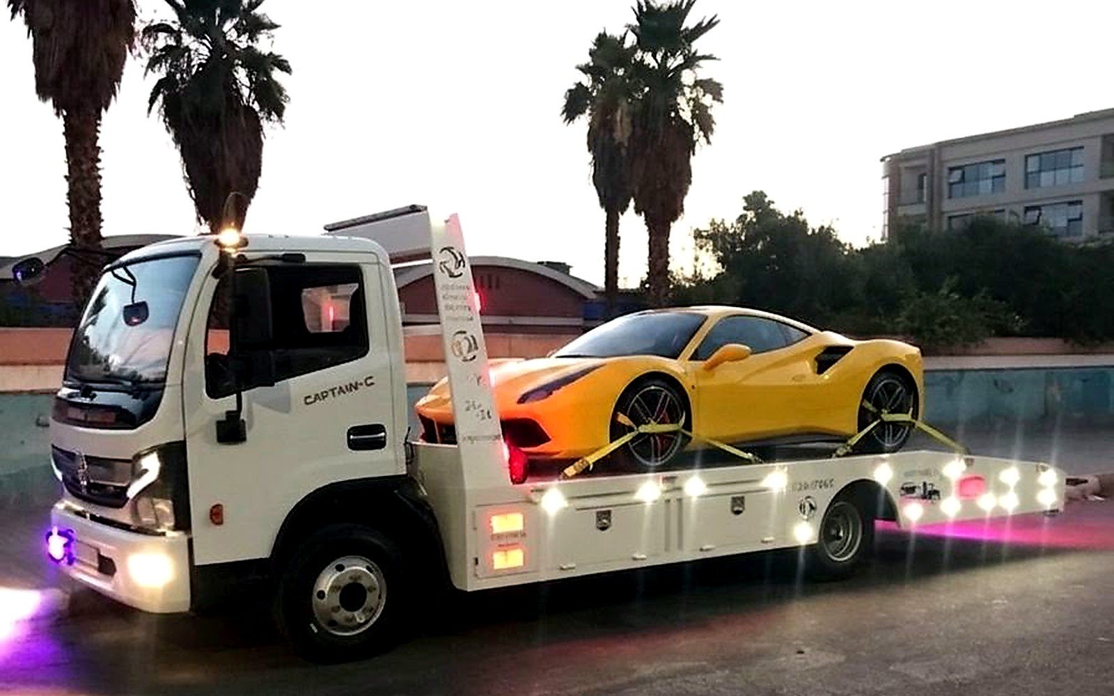 Transport sécurisé d'une voiture de luxe sur plateau à Marrakech